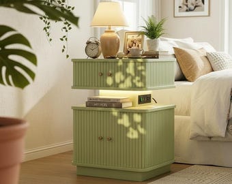 Mesita de noche LED con estación de carga, mesa auxiliar verde de estilo mediados de siglo con puertos USB, mesita de noche estriada con puertas corredizas.