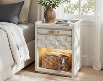 Mesita de noche con luz y estación de carga, mesita de noche moderna de madera con cajón, bandeja extraíble y espacio de almacenamiento.