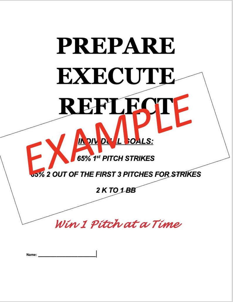 Pu&ograve; includere: Un foglio di carta bianco con le parole "PREPARE, EXECUTE, REFLECTE" in nero. Un timbro rosso con la scritta "EXAMPLE" &egrave; sul foglio. Sotto il timbro ci sono obiettivi individuali, tra cui "65% 1st PITCH STRIKES". La frase "Win 1 Pitch at a Time" &egrave; scritta in rosso.