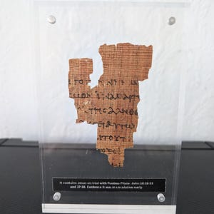 Puede incluir: Un juego de tres tazas de cerámica con un acabado moteado y mate. Las tazas son de color crema, gris claro y gris oscuro. Cada taza tiene un diseño simple y minimalista y un asa redondeada.