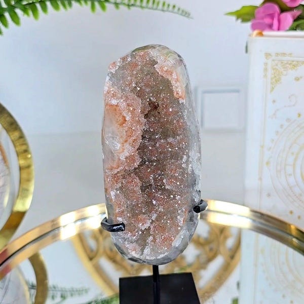 Améthyste arc-en-ciel sur le support 123