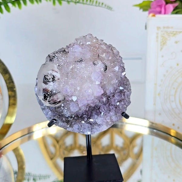 Améthyste arc-en-ciel avec calcite et hématite sur support 125