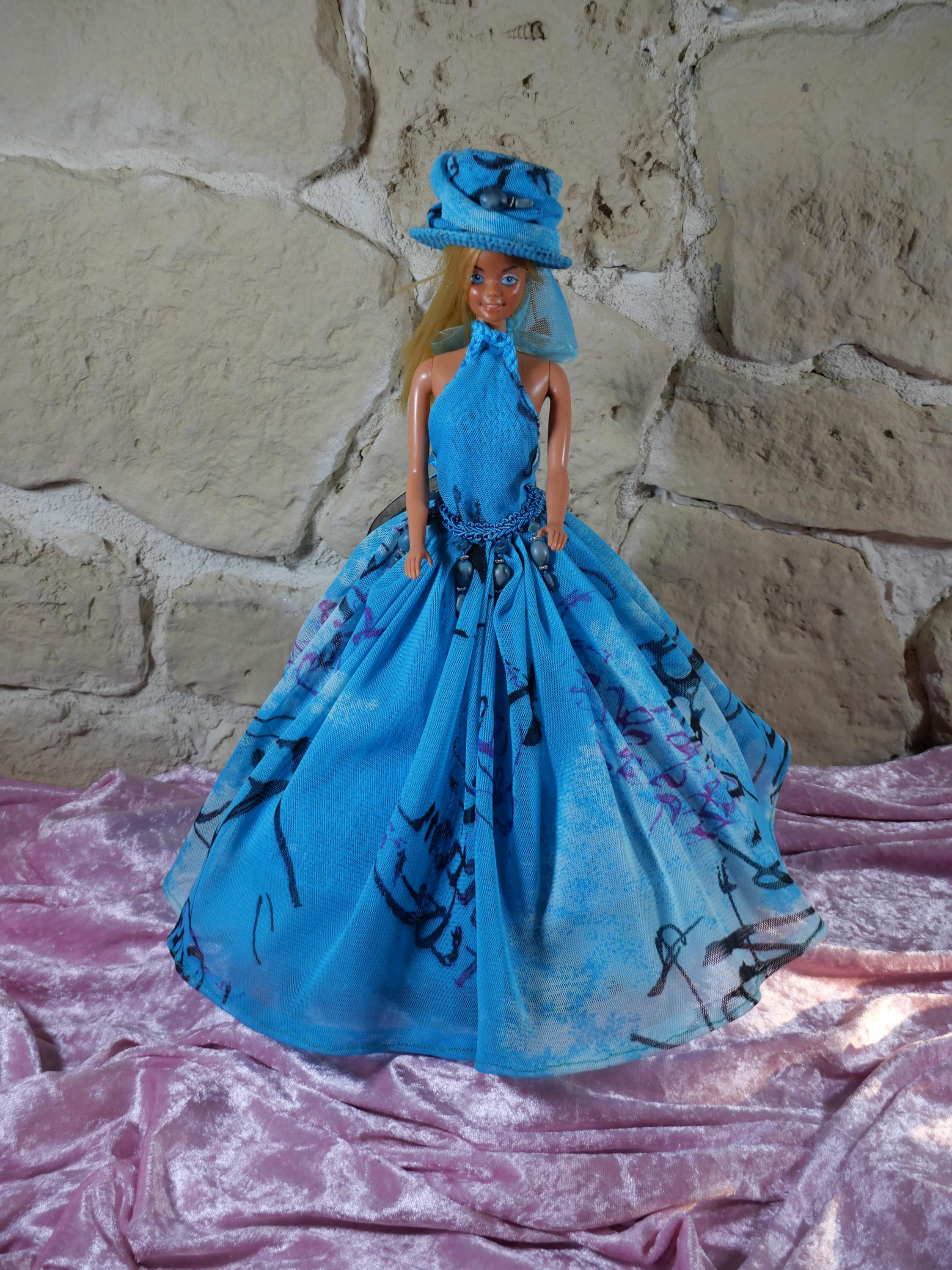 Poupée Barbie Sissi Impératrice MATTEL Sissy robe blanche et doré