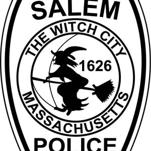 Könnte beinhalten: Schwarz-weißes Polizeiemblem von Salem, Massachusetts. Das Abzeichen zeigt eine Hexe auf einem Besen in einem Kreis mit dem Text "The Witch City 1626". Das Wort "Salem" steht oben und "Massachusetts Police" unten.
