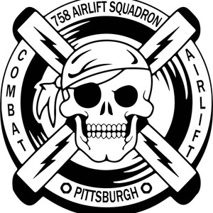 Könnte beinhalten: Schwarz-weißes Emblem mit einem Totenkopf mit Bandana und Augenklappe, gekreuzt mit Propellerblättern. Der Text lautet "758 AIRLIFT SQUADRON", "COMBAT AIRLIFT" und "PITTSBURGH".