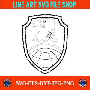 Peut inclure: Illustration en noir et blanc d'une tête d'aigle dans un bouclier, avec un globe et des éclairs. Le texte "LINE ART SVG FILE SHOP" est en haut et "SVG-EPS-DXF-JPG-PNG" en bas.