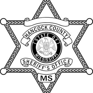 Può includere: Distintivo in bianco e nero dello sceriffo della contea di Hancock. Il distintivo a forma di stella presenta il testo "HANCOCK COUNTY", "STATE OF MISSISSIPPI" e "SHERIFF'S OFFICE". Le lettere "MS" sono in basso.