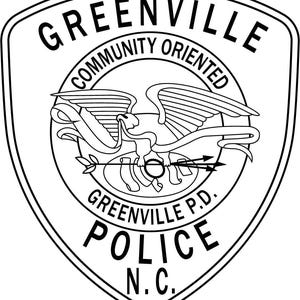 Op de afbeelding: Zwart-wit politielogo met de woorden "GREENVILLE" en "POLICE". Het logo toont een adelaar embleem met de tekst "COMMUNITY ORIENTED" en "GREENVILLE P.D. N.C." in een cirkelvormig ontwerp.