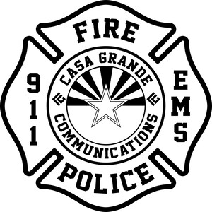 Può includere: Emblema in bianco e nero del Dipartimento dei Vigili del Fuoco di Casa Grande. L'emblema ha la forma di una croce di Malta, con le parole "FIRE", "EMS", "POLICE" e "COMMUNICATIONS" attorno a un cerchio centrale. Il cerchio contiene il testo "CASA GRANDE" e una stella.