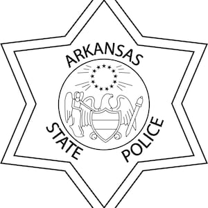 Pode incluir: Distintivo da Polícia Estadual do Arkansas em preto e branco. O distintivo tem a forma de uma estrela de seis pontas com as palavras "ARKANSAS STATE POLICE" circundando um emblema central com uma águia, um escudo e estrelas.