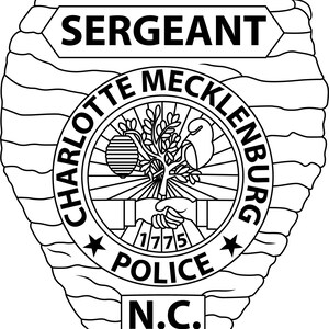 Puede incluir: Insignia de policía en blanco y negro con la palabra "SERGEANT" en la parte superior. El centro presenta un emblema circular con las palabras "CHARLOTTE MECKLENBURG POLICE" y "1775". La parte inferior dice "N.C."
