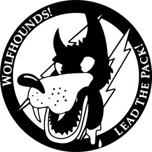 Pode incluir: Um autocolante gráfico circular a preto e branco com uma cabeça de lobo estilizada com a boca aberta e dentes afiados. Um relâmpago está posicionado atrás do lobo. O texto WOLFHOUNDS! e LEAD THE PACK! está impresso na borda circular.