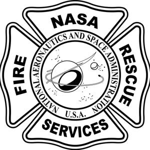 Può includere: Emblema in bianco e nero dei servizi di soccorso antincendio della NASA. L'emblema presenta una forma a croce con le parole "FIRE", "RESCUE" e "SERVICES". Il cerchio centrale mostra un pianeta con un anello e un corpo celeste più piccolo.