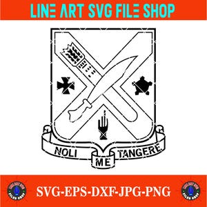 Pode incluir: Design de loja de arquivos SVG de arte de linha em preto e branco. O design apresenta um escudo com uma espada e uma flecha cruzadas, com as palavras "Noli Me Tangere" em uma faixa. A faixa superior diz "LINE ART SVG FILE SHOP" e a faixa inferior diz "SVG-EPS-DXF-JPG-PNG".