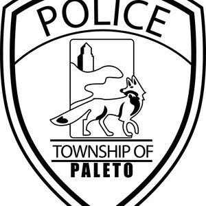 Könnte beinhalten: Schwarz-weiß Polizeiabzeichen mit dem Wort „POLICE“ oben. Das Abzeichen zeigt eine Fuchsdarstellung in einem Rechteck mit den Worten „TOWNSHIP OF PALETO“ unten. Das Abzeichen hat eine Schildform.
