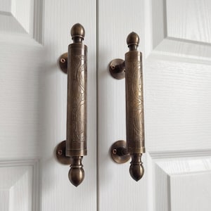 Tiradores vintage de latón macizo, tiradores marroquíes grabados a mano, tiradores de puerta con pátina, elegantes tiradores de estilo antiguo.