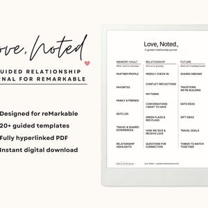 Pode incluir: Um diário de relacionamento digital para tablets reMarkable, intitulado "Love, Noted". O tablet branco exibe um layout estruturado com prompts para as seções de memória, relacionamento e futuro. Inclui uma caneta e o texto "A guided relationship journal."
