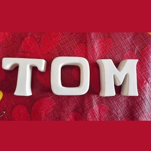 Vintage Ceramic Bisque T O M - Letras de pie en 3 dimensiones - Listo para pintar DIY