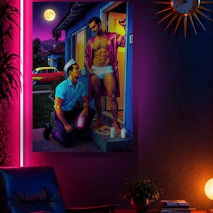 Op de afbeelding: Een print in retrostijl toont twee mannen in een surrealistische scène. Eén man, in een roze badjas en witte slip, staat in een deuropening. De ander, in een blauw uniform, knielt. Een oldtimer en een volle maan zijn op de achtergrond.
