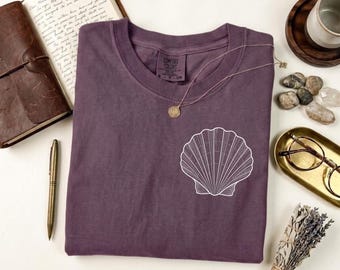 Camiseta Comfort Colors con estampado de conchas marinas, arte lineal minimalista, estética costera vintage, regalo para amantes del océano.