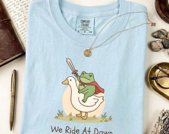 Camiseta We Ride At Dawn Frog, Comfort Colors 1717, Camiseta Kawaii Goose, Regalo para amantes de las ranas