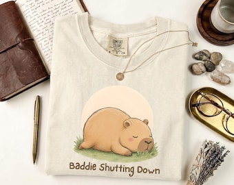 Camiseta Baddie Shutting Down, Camiseta Cottagecore Capybara, Regalo adorable para amantes de los capibaras, Colores de confort vintage