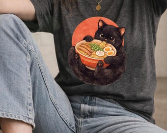 Camiseta de anime kawaii con gato negro y ramen. Camiseta gráfica para amantes de los animales.