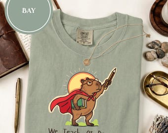 Camiseta "Enseñamos al amanecer", divertido meme de capibara, regalo para profesores, atuendo para el día escolar, colores cómodos.