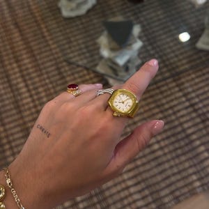Fyrkantig vintageinspirerad klockring | Justerbar retroklocka | Statement-smycken | Unisex Gold / White