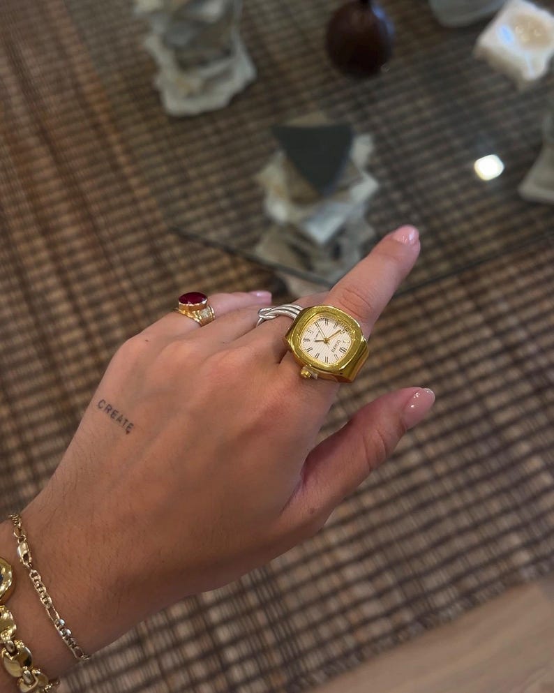 Fyrkantig vintageinspirerad klockring | Justerbar retroklocka | Statement-smycken | Unisex Gold / White