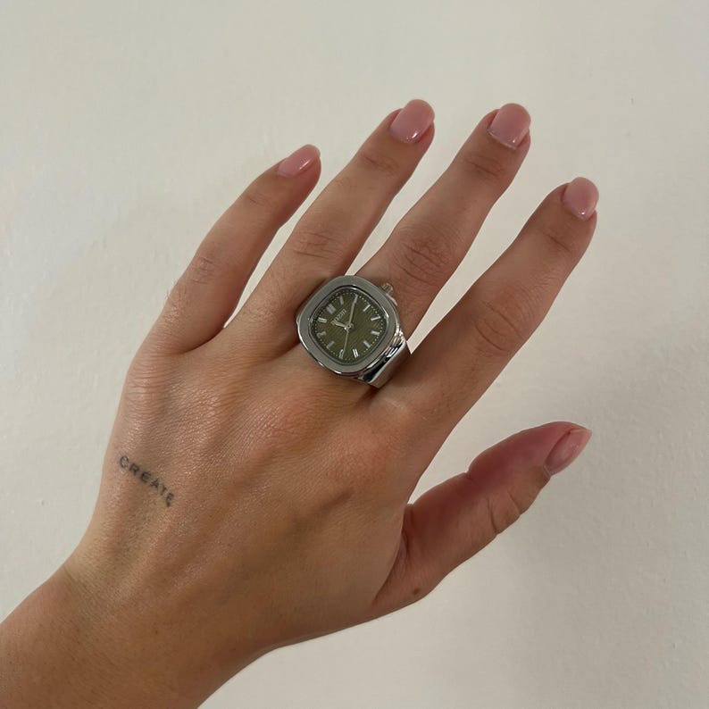 Fyrkantig vintageinspirerad klockring | Justerbar retroklocka | Statement-smycken | Unisex Silver / MagnoliaGrn