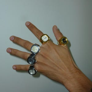 Fyrkantig vintageinspirerad klockring | Justerbar retroklocka | Statement-smycken | Unisex bild 3