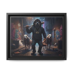 Puede incluir: Una impresión en lienzo representa un perro con una sudadera con capucha sosteniendo un bate de béisbol, flanqueado por otros dos perros. El perro central lleva una cadena de oro y la palabra "Killa" está impresa en la sudadera. El fondo es un callejón cubierto de grafitis.
