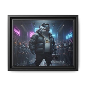 Puede incluir: Una impresión en lienzo presenta un tiburón de dibujos animados con una chaqueta acolchada negra, una cadena de oro y una gorra de béisbol, de pie frente a una multitud. Los letreros de neón dicen "Beat Down" y "The Beat". El tiburón está sonriendo.