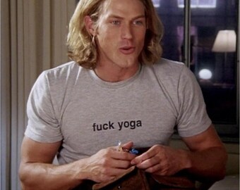Fake Yoga T-Shirt Sex and the City Referenz, 90er Jahre TV-Show Nostalgie Jason Schumann Jerry Smith