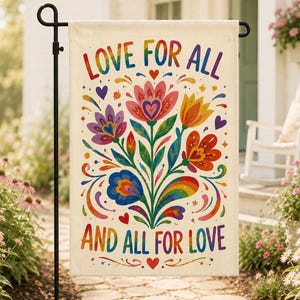 Może przedstawiać: Prostokątna flaga ogrodowa z kremowym tłem, kolorową ilustracją kwiatową i napisem LOVE FOR ALL AND ALL FOR LOVE. Wzór zawiera kwiaty w kolorach tęczy, serca i gwiazdki, zawieszona na czarnym metalowym stojaku.