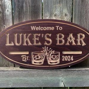Enseigne de bar personnalisée pour bar à domicile, cadeau de décoration murale pour papa, salon de sous-sol | Enseigne de pub en bois personnalisée pour homme caverne avec oeuvre d'art en verre à whisky