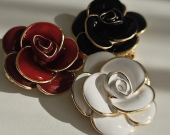 Broche de camelia esmaltado: broche de rosa en negro, blanco y rojo. Elegante broche floral de regalo.