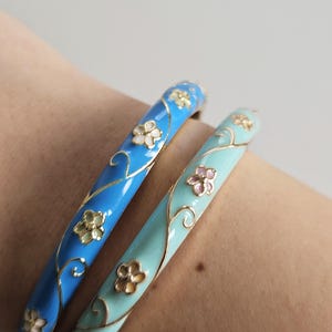 Emaljerat blommigt armband, guldfärgat armband med gångjärn