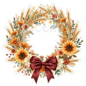 Könnte beinhalten: Ein runder Kranz mit goldenen Weizenhalmen, orangefarbenen und gelben Sonnenblumen, kleinen weißen Blüten und grünem Blattwerk. Eine große, dunkelrote Satinschleife ist unten in der Mitte des Kranzes gebunden und bildet ein florales Arrangement.