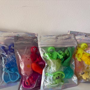 Pre-Filled 7 Item Fidget Pack Party Favor Stretch it, Squish it, Bounce it, Pop it Goody Bags Birthday Handouts Kids Tween Teens Seniors