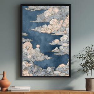 Peut inclure: Impression d'art encadrée représentant une figure assise dans des nuages stylisés. L'œuvre utilise des bleus, des crèmes et de l'or sur un fond bleu foncé. L'impression est dans un cadre noir, adaptée à la décoration intérieure.