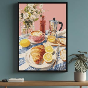 Peut inclure: Impression d'art encadrée d'un petit-déjeuner. Une tasse de café rose, un croissant, des tranches de citron et une cafetière italienne argentée sont sur une table avec une nappe à rayures bleues et blanches. Un vase de fleurs blanches est en arrière-plan.