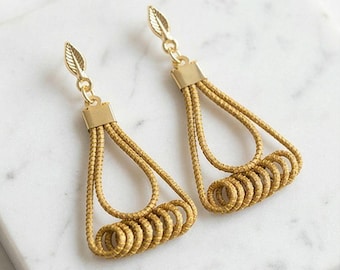 Handgemaakte gouden gras Capim Dourado-oorbellen, uniek Braziliaans ambachtelijk ontwerp, lichtgewicht statement-sieraden