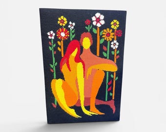 Tapiz vintage de los años 70 con pareja y flores – Arte mural de punto de aguja de Lev Dokor – Decoración floral retro con mucho estilo