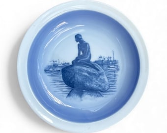 Vintage bord 'Mermaid on Rock' van Royal Copenhagen – nr. 2985/13 – blauw-wit porselein – gemaakt in Denemarken