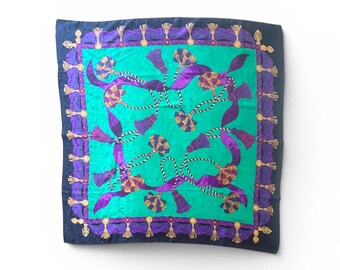 Bufanda de seda vintage de Liz Claiborne con bordes enrollados a mano, estampado de borlas en tonos joya, bufanda cuadrada de diseñador en morado, turquesa y dorado.
