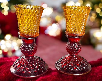 Stare czerwone świeczniki Fenton Hobnail ze złotymi kubkami wotywnymi Homco Diamond-Point