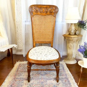 Französischer Vintage Provincial Cane Esszimmerstuhl mit Geschnitzten Details und Gedrechselten Holzbeinen / Beistellstuhl
