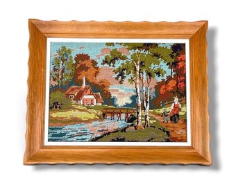 Cuadro decorativo vintage enmarcado con paisaje de cabaña rústica en el bosque / Decoración retro de bordado a mano